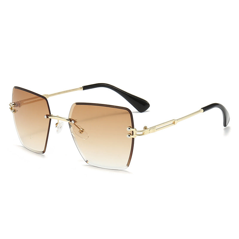Dame moteriktig solbrille med stilistisk kvadratisk ramme Skanto