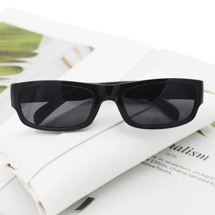 Dame moteriktig solbrille i stilrent rektangulært design Skanto