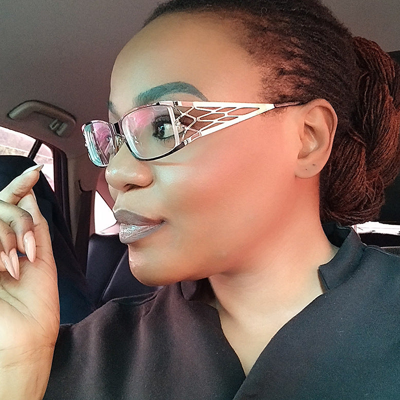 Women's modern sunglasses with structured design and UV protection Skanto