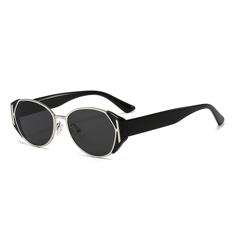 Dame moteriktig solbrille med markant ramme Skanto