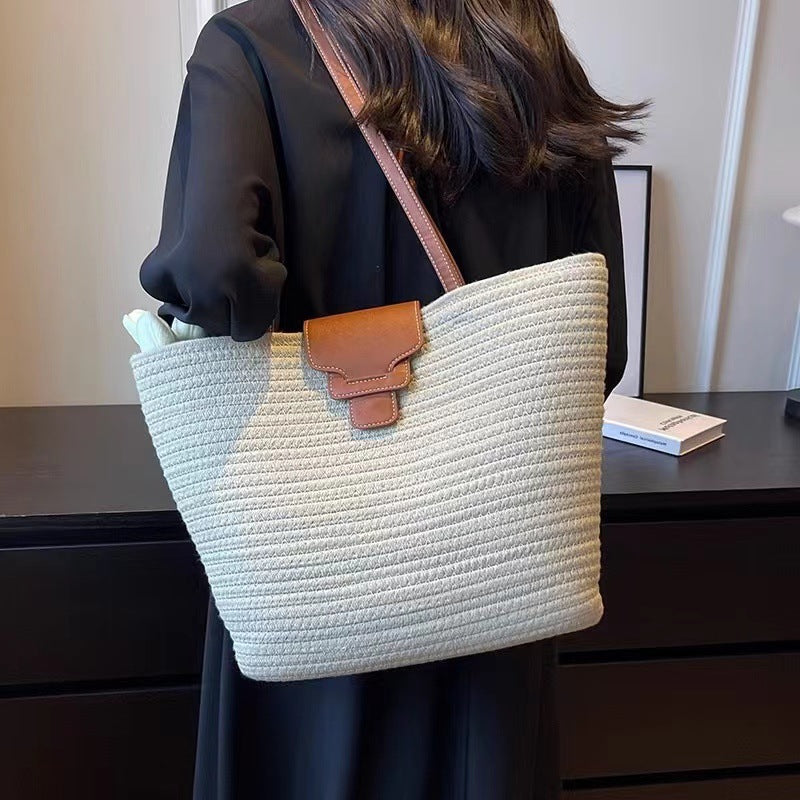 Large shoulder bag made of braided natural material Skanto