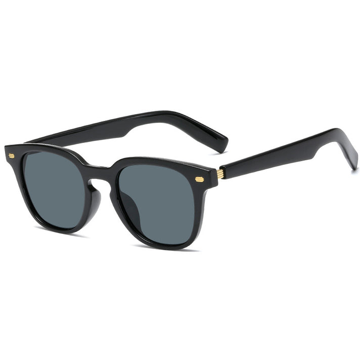 Dame moteriktige korrigeringsbriller med elegant plastikkramme og gyldne aksenter Skanto