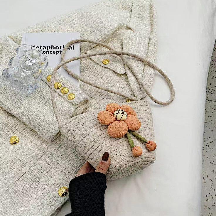 Håndlaget skulderveske med blomsterapplikasjon Skanto