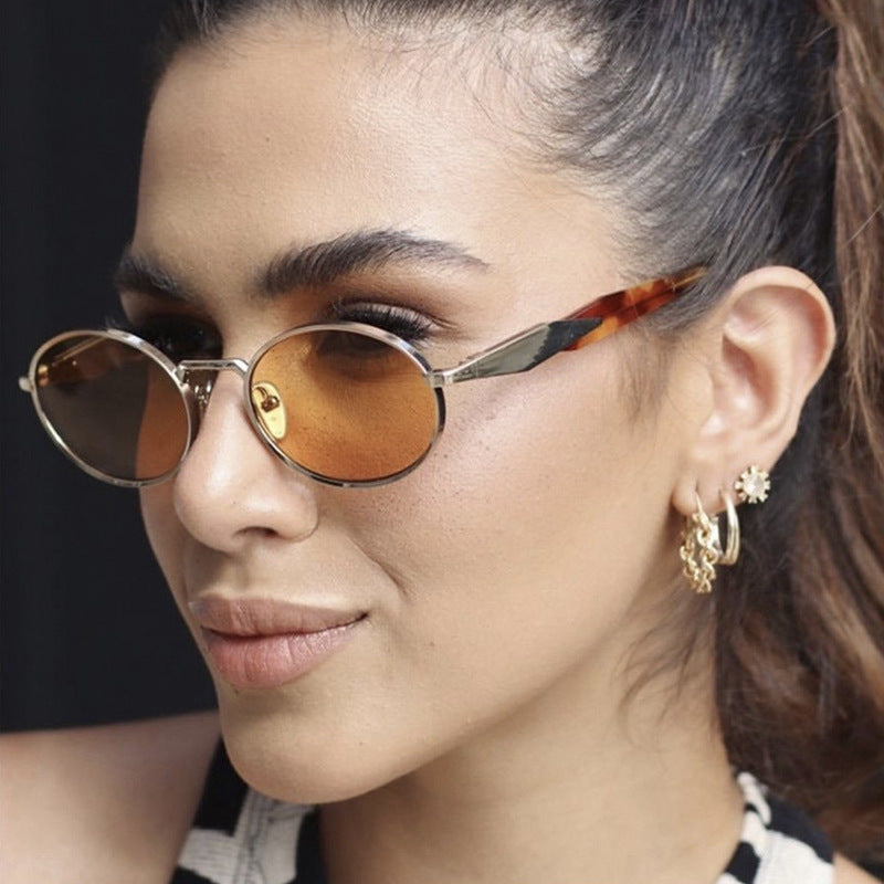 Dame moteriktig solbrille i elegant ovaldesign med trendy detaljer Skanto