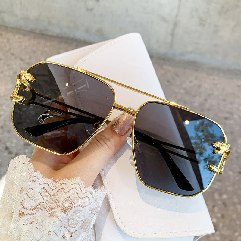 Dame kvadratisk solbrille med luksuriøs metallramme Skanto