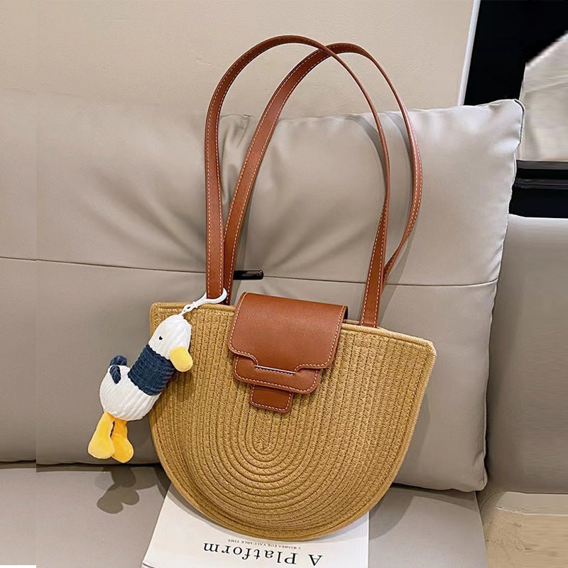 Modern tote bag made of woven material with playful pendant Skanto