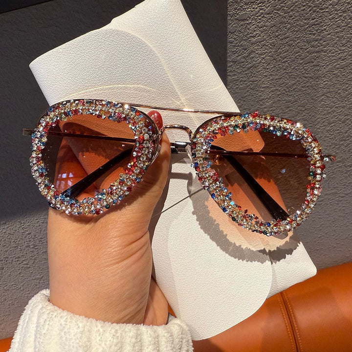 Dame solbrille med ekstravagant strassramme Skanto
