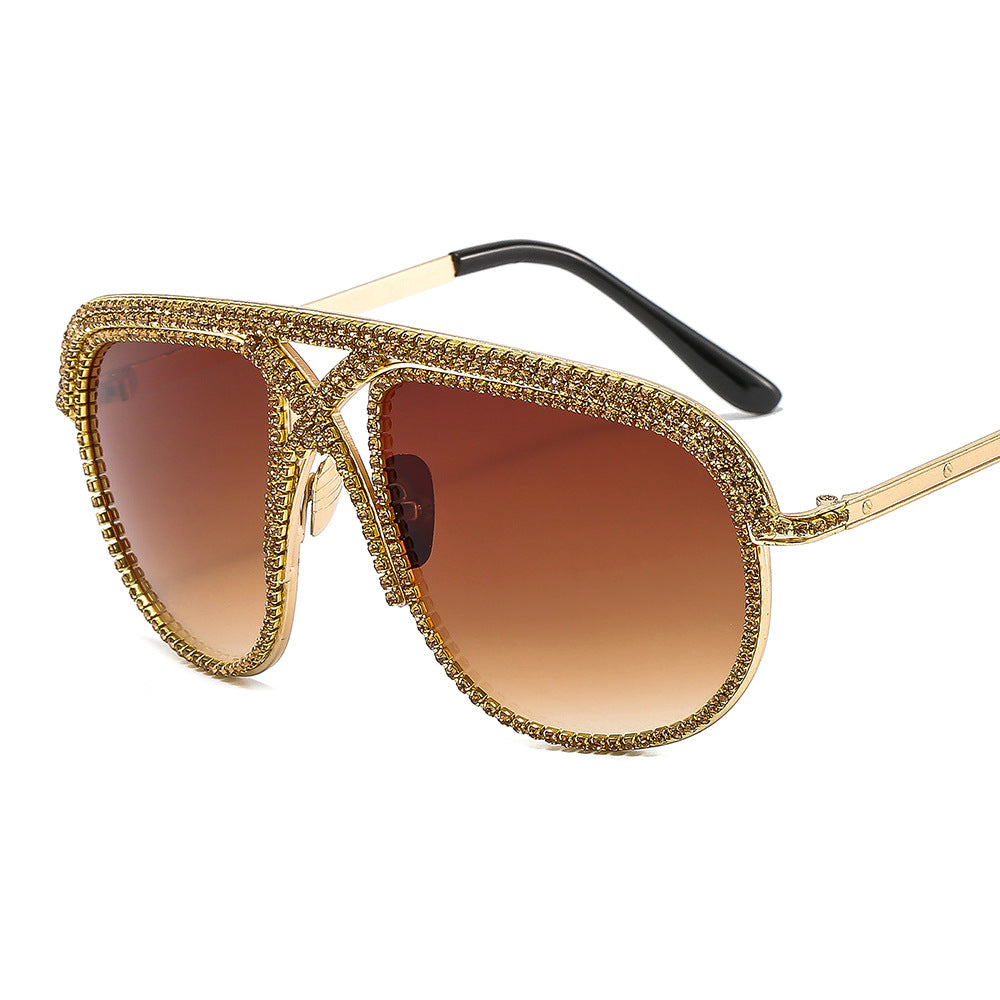 Dame elegant solbrille med glitrende ramme og gradient linser Skanto