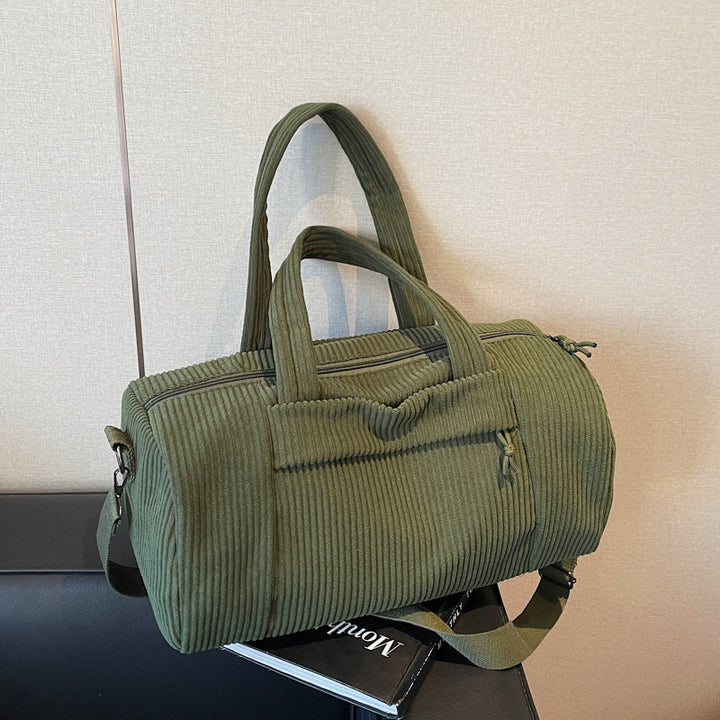 Sporty reiseveske laget av fuzzy cord-materiale med justerbar skulderrem Skanto