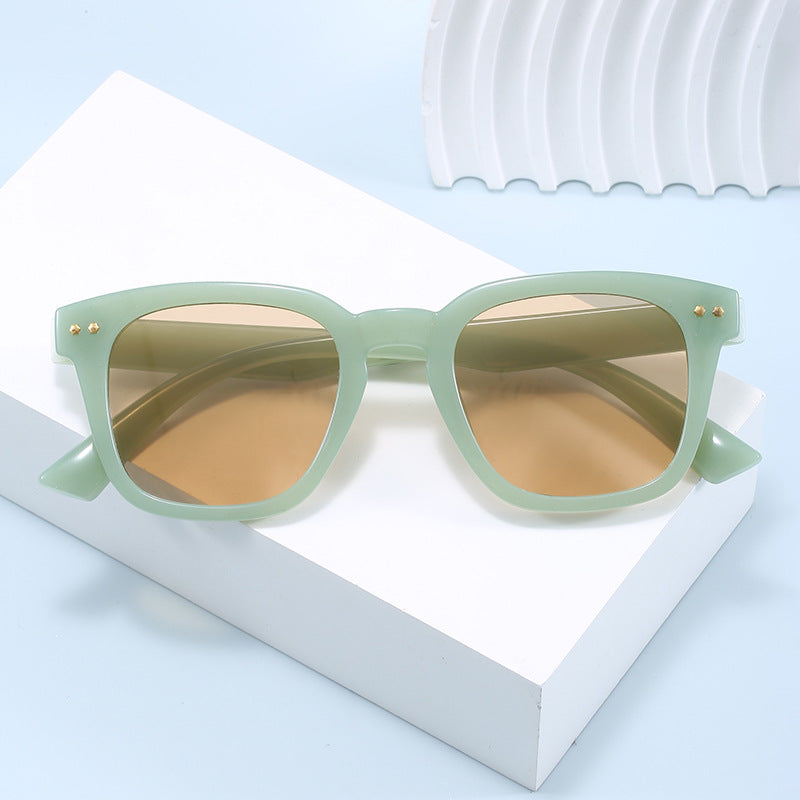 Dame Firkantet Solbrille med moderne gjennomsiktig ramme og UV-beskyttelse Skanto