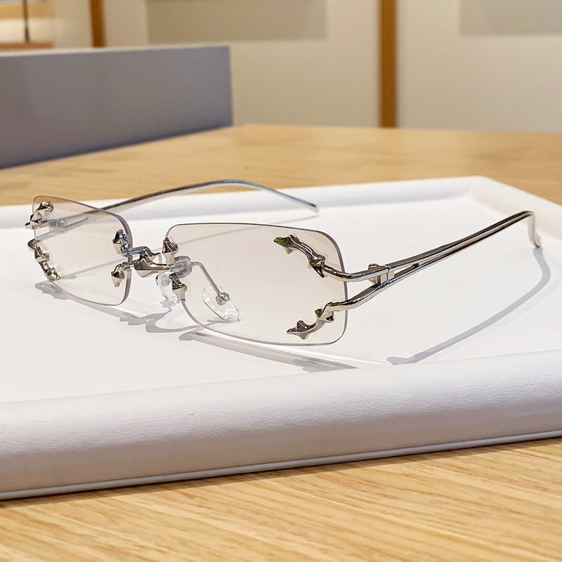 Dame moteriserte solbriller med filigran metallramme og transparente glass Skanto