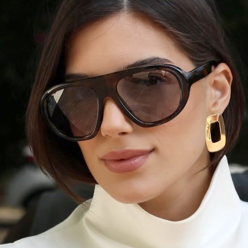 Women's eye-catching sunglasses with futuristic frame and robust design Skanto