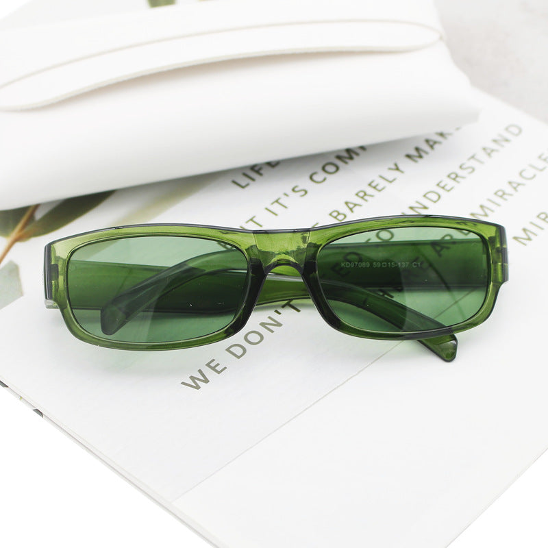 Dame moteriktig solbrille i stilrent rektangulært design Skanto