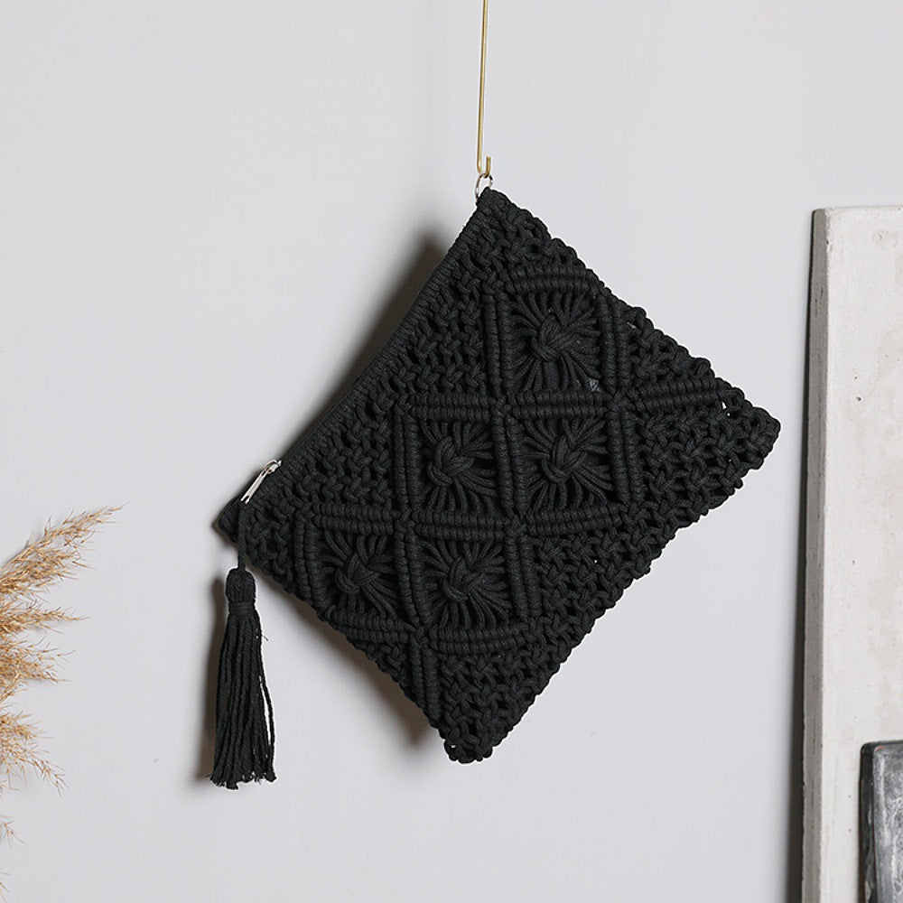 Makramee clutch med kvastdetaljer Skanto