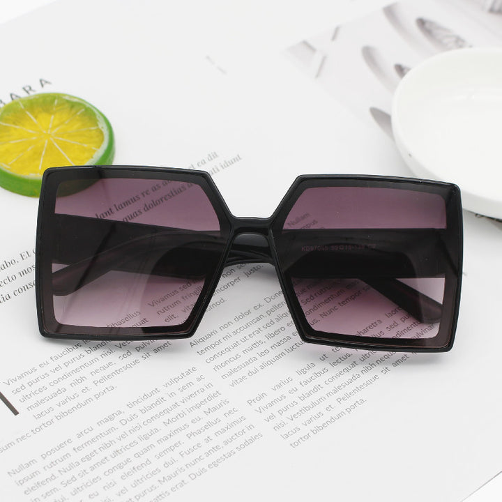 Dame Mote Oversized Solbriller med kantet design Skanto