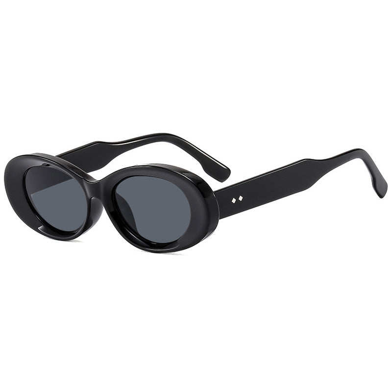 Dame moteriktig solbrille i elegant retrostil Skanto