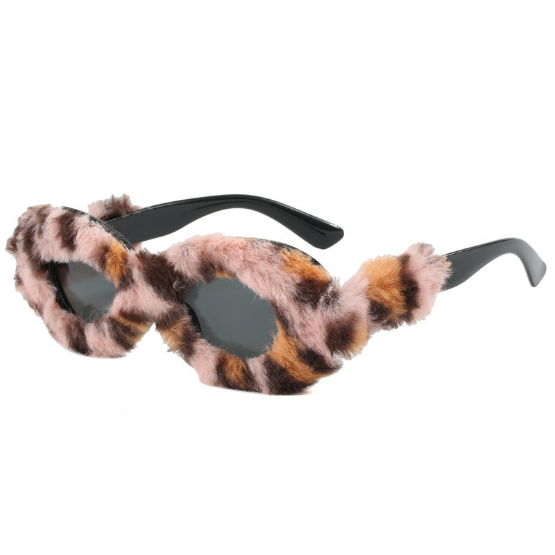 Dame moteriktig solbrille i trendy fleece-design Skanto