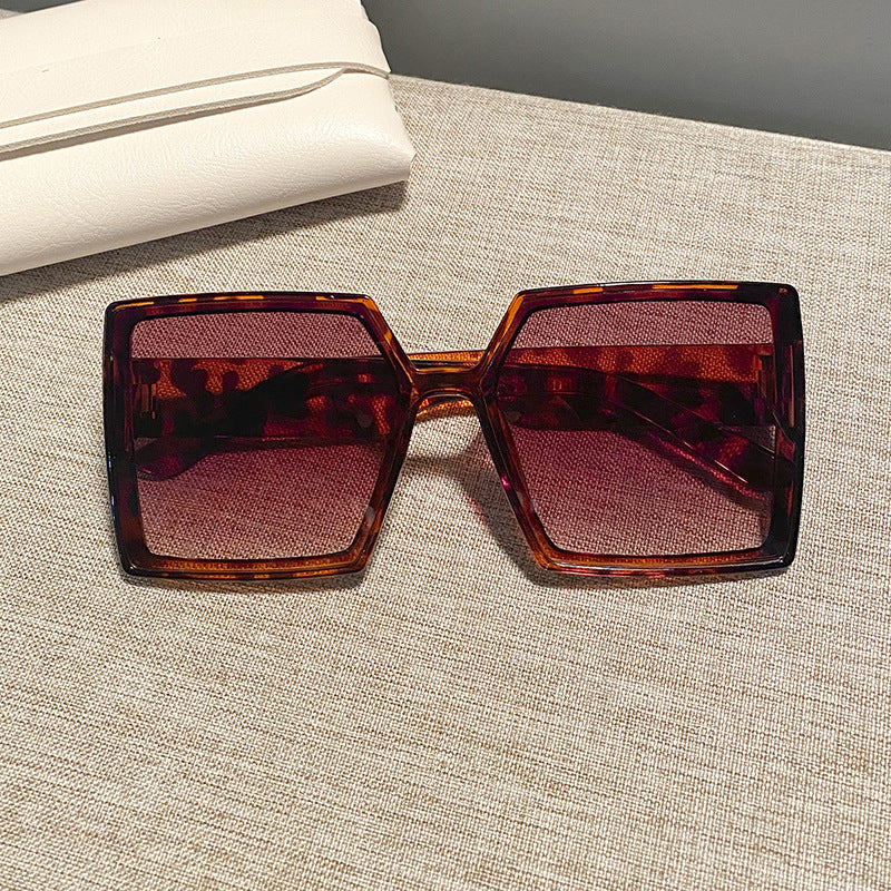 Dame kvadratisk solbrille med robust ramme og stillegant design Skanto