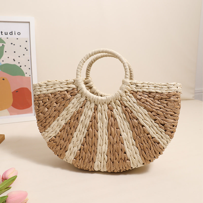 Handbag made of hand-woven raffia with structured base Skanto