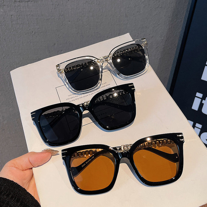 Women's trendy square sunglasses with elegant frame and stylish gold accent Skanto