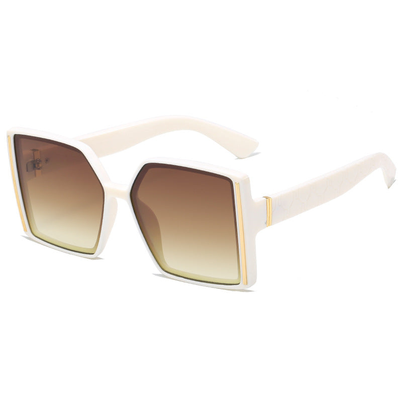 Damer fashionable solbriller i retro-inspirert design Skanto