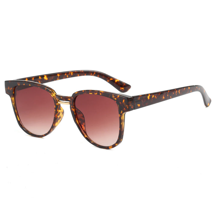 Dame solbrille i moteriktig cat-eye stil Skanto