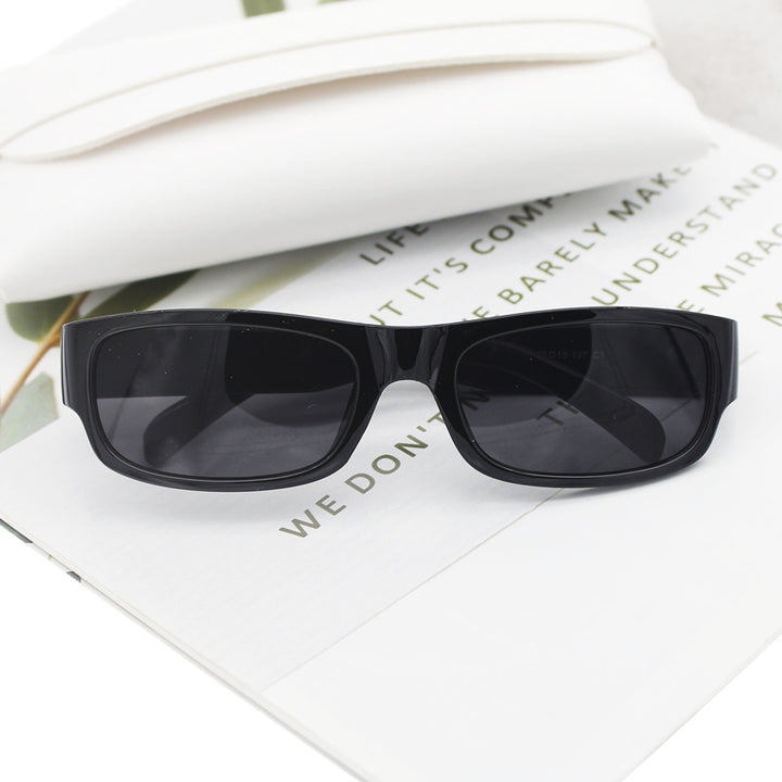 Dame moteriktig solbrille i stilrent rektangulært design Skanto