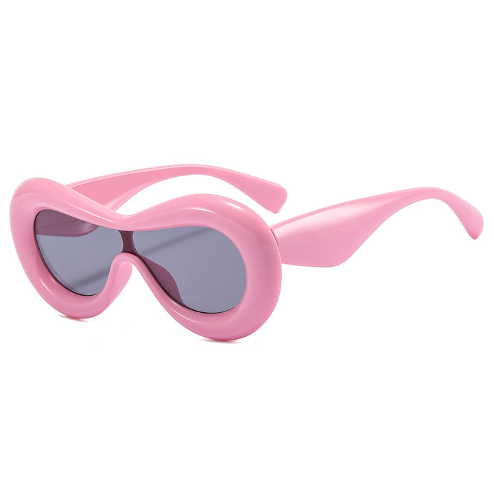 Dame moteriktig solbrille med nostalgisk sving Skanto