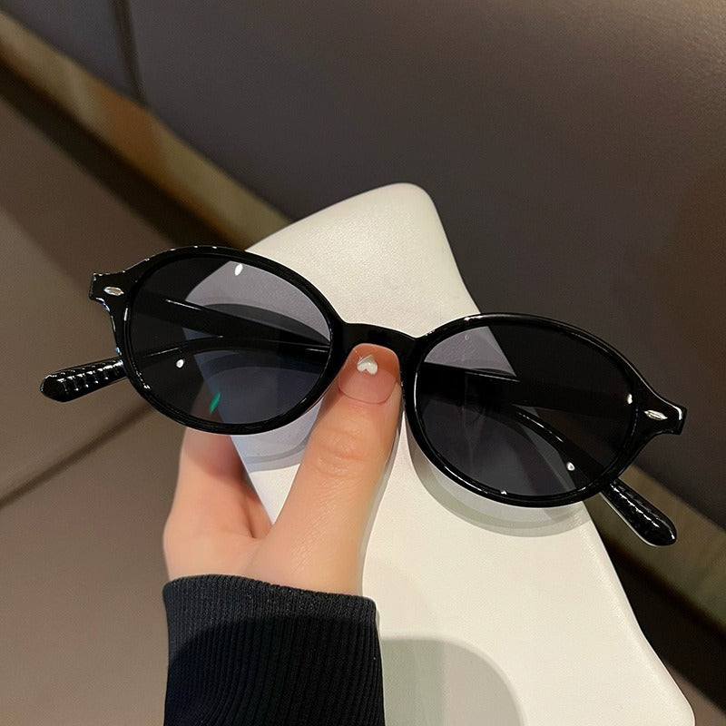 Dame modische solbrille i elegant ovaldesign Skanto
