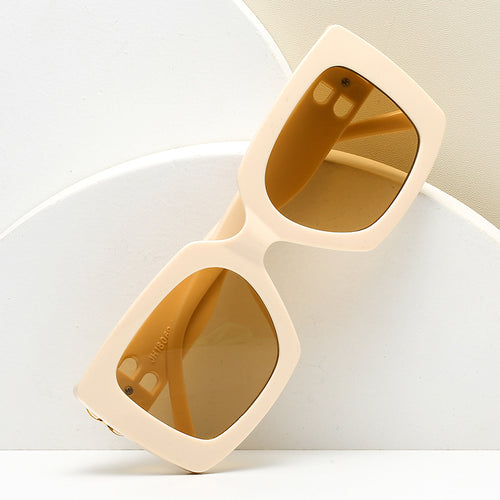 Dame oversized solbrille med elegant design og luksuriøse detaljer Skanto