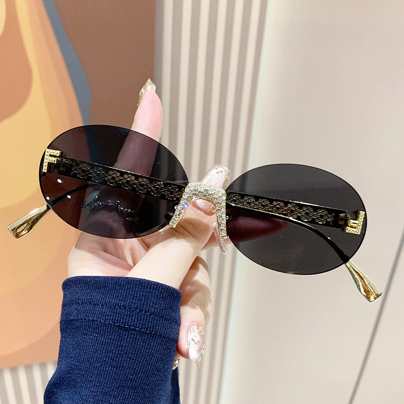 Dame solbrille med glitrende ramme og ovale glass Skanto