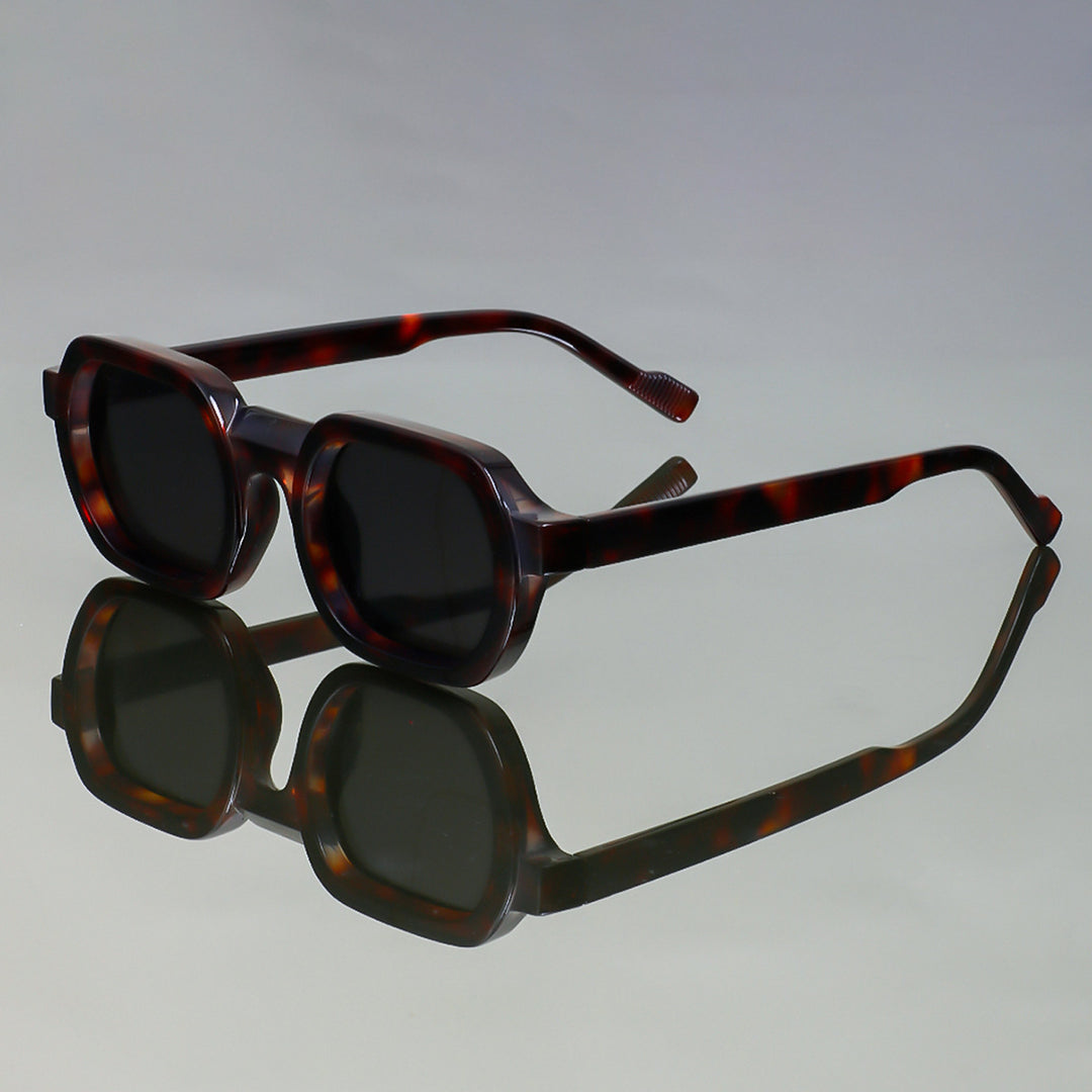Dame moteriktig solbrille i moderne design med bred ramme Skanto