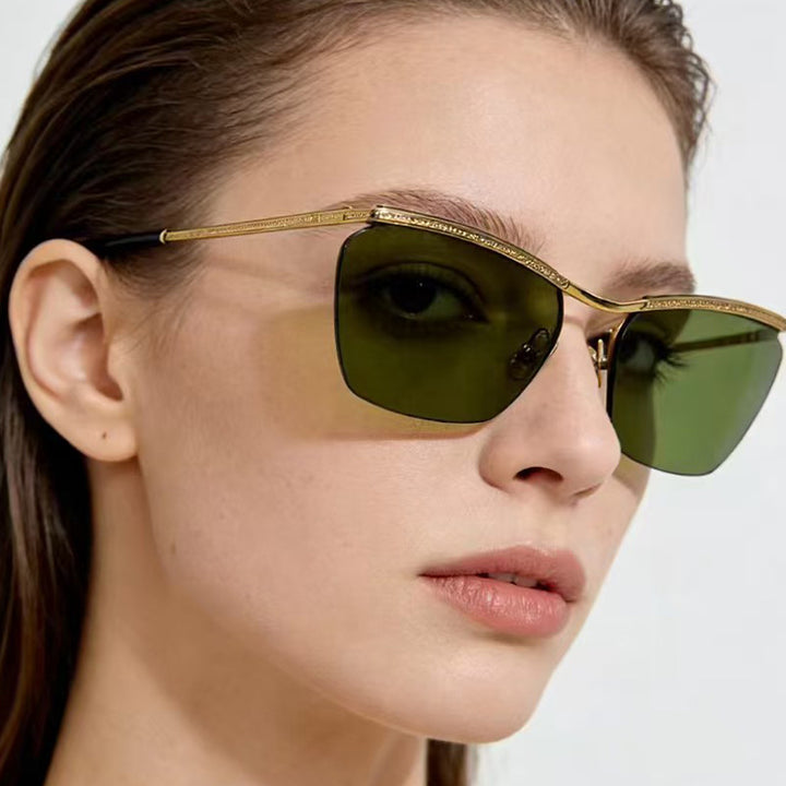 Dame moterik solbrille med filigran ramme og myk fargegradient Skanto