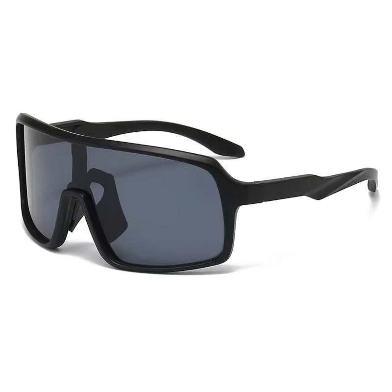 Dame fashion solbrille i futuristisk design med store glass Skanto
