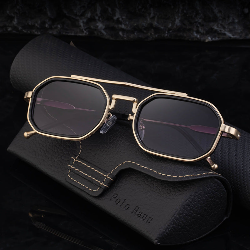Dame moteriktig solbrille i iøynefallende, asymmetrisk design Skanto
