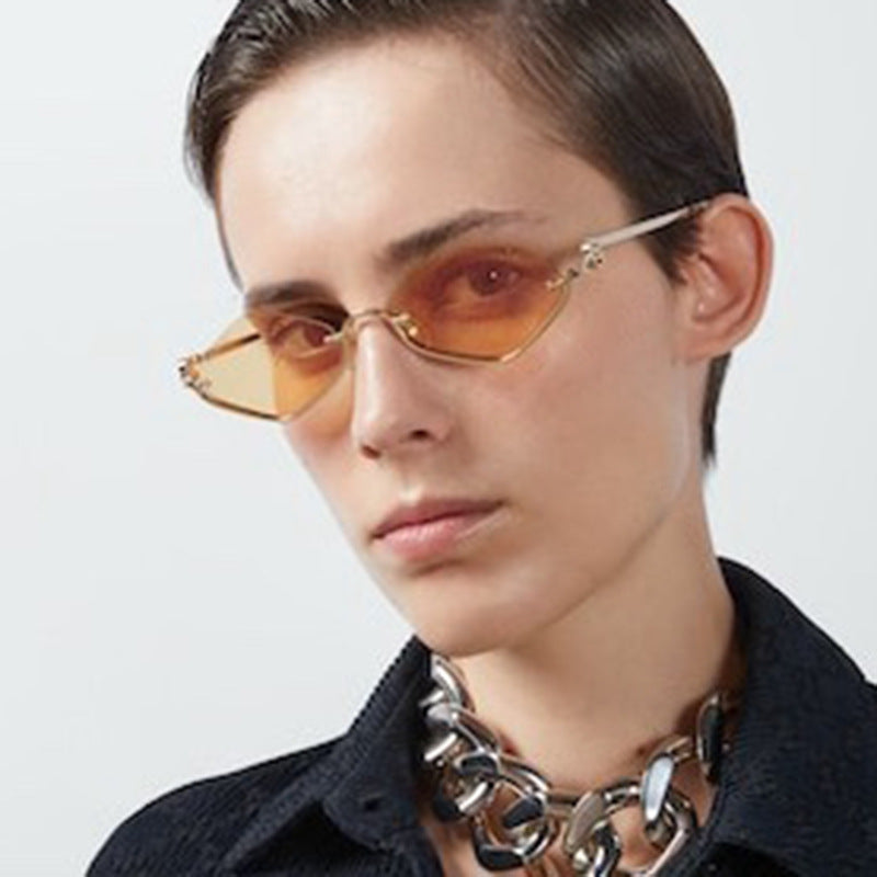 Dame solbriller i elegant, geometrisk design Skanto