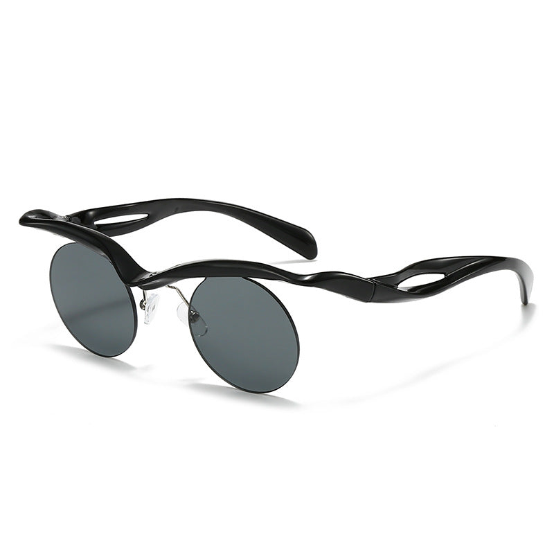 Dame moteriktig solbrille med innovativ ramme Skanto