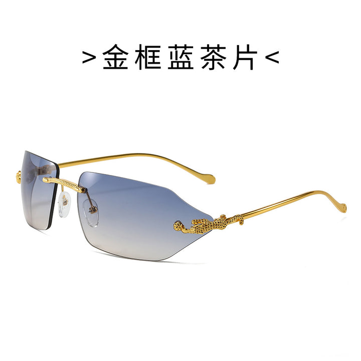 Dame Motefull solbrille med elegant ramme og eksklusive detaljer Skanto