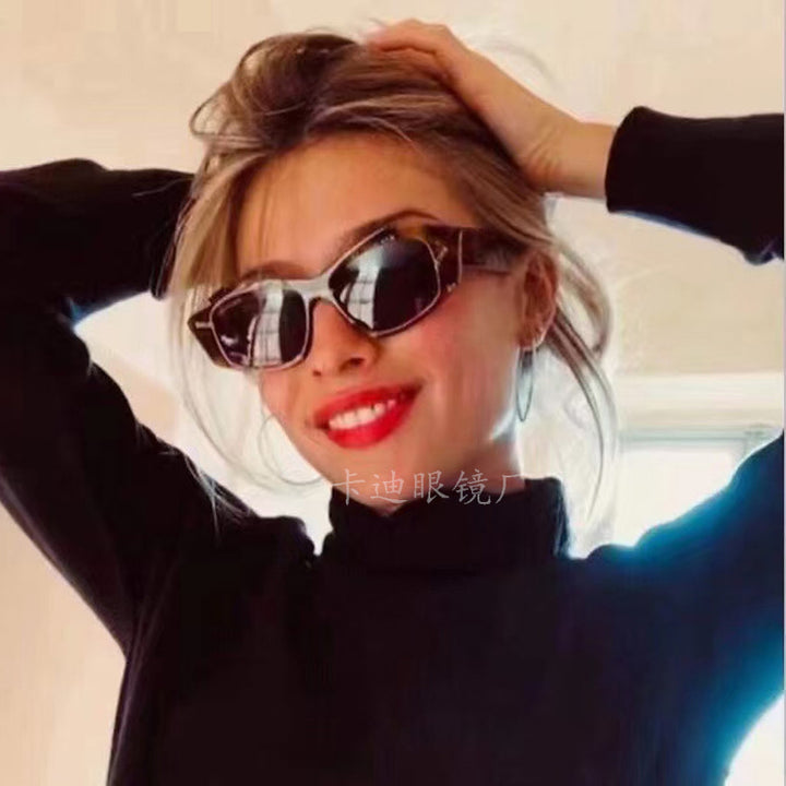 Dame geometrisk solbrille med unik, futuristisk design Skanto