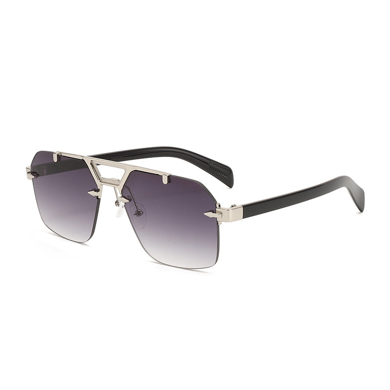 Dame Designer-solbrille med iøynefallende geometrisk form Skanto