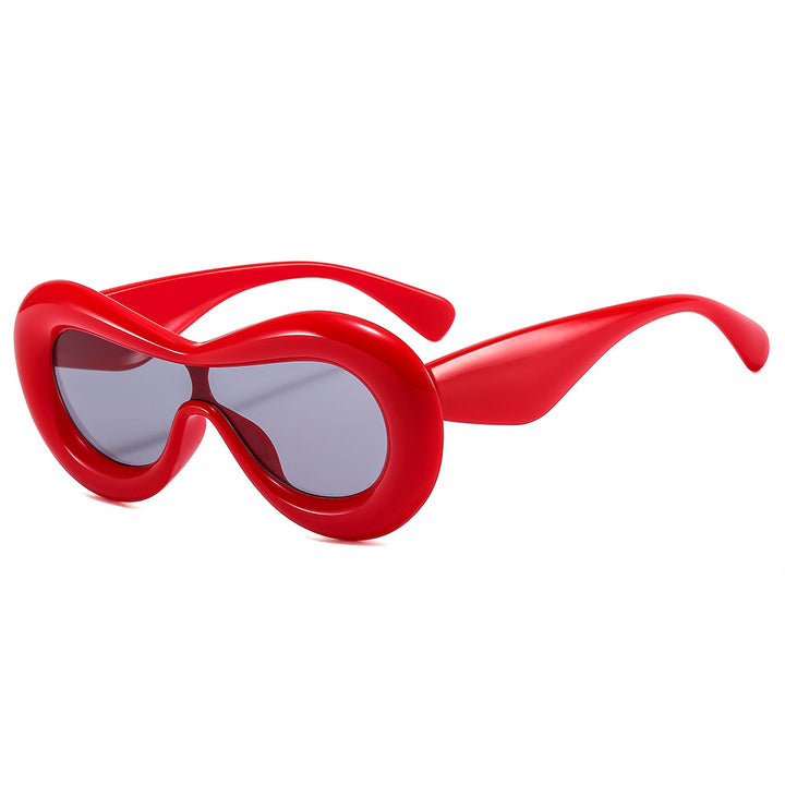 Dame moteriktig solbrille med nostalgisk sving Skanto