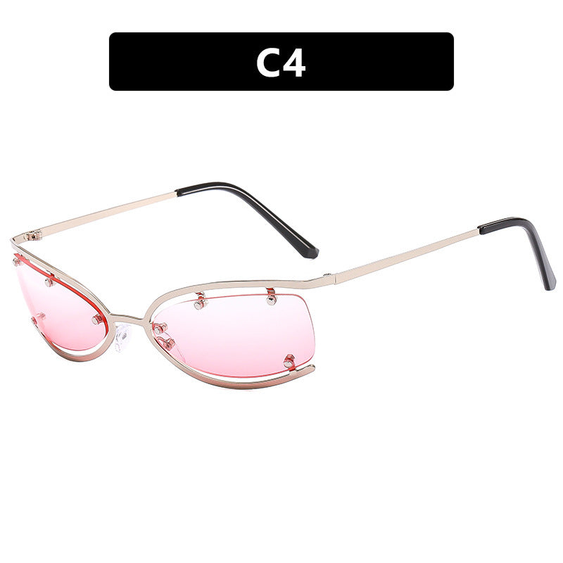 Dame moteriktig solbrille med elegant rammestruktur og trendy linser Skanto