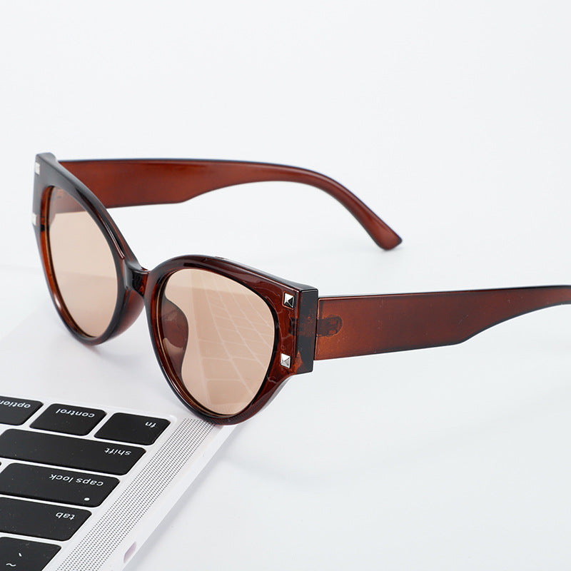 Dame trendy Cat-Eye solbriller med glamorøse aksenter Skanto