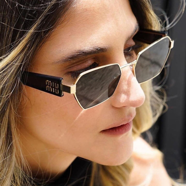 Dame heksagonal solbrille med elegant metallramme og beskyttende glass Skanto