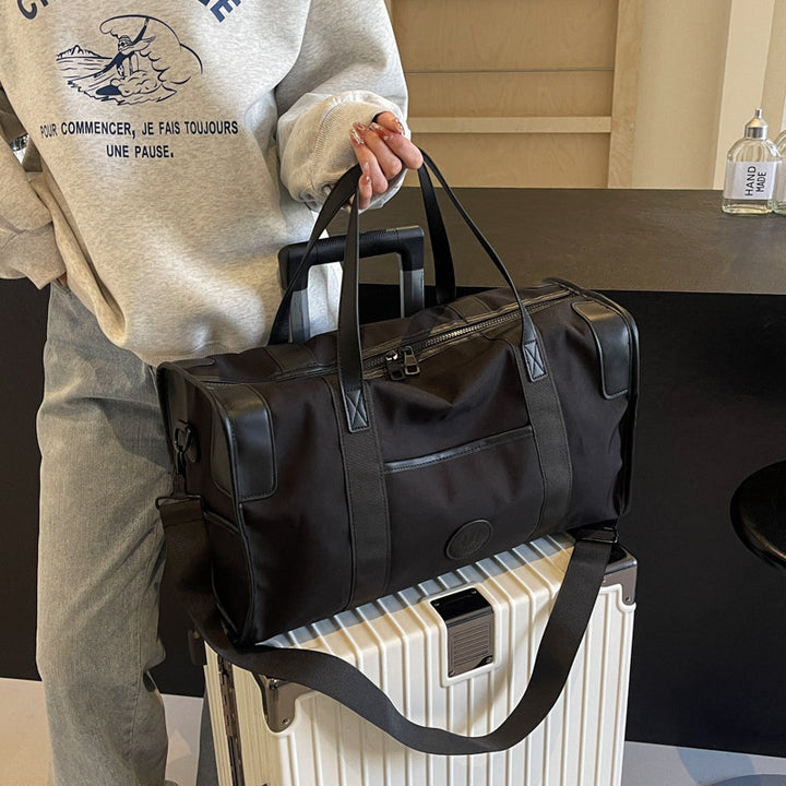 Sporty fritid duffel bag med slitesterkt materiale og justerbar skulderreim Skanto