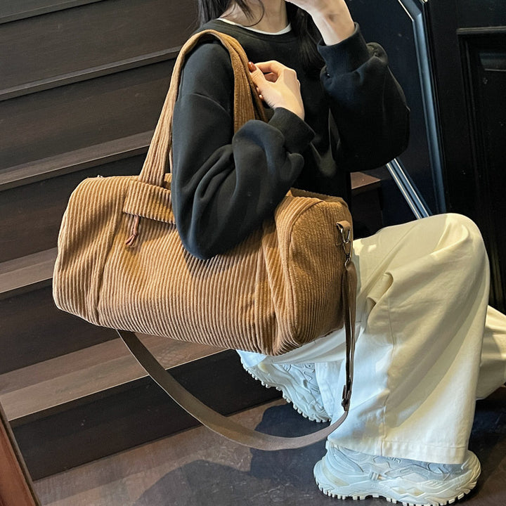 Sporty reiseveske laget av fuzzy cord-materiale med justerbar skulderrem Skanto