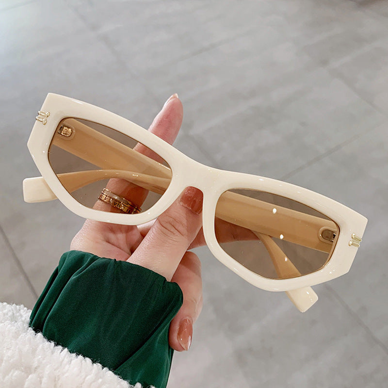 Women's geometric sunglasses with curved frame and protective UV filter Skanto