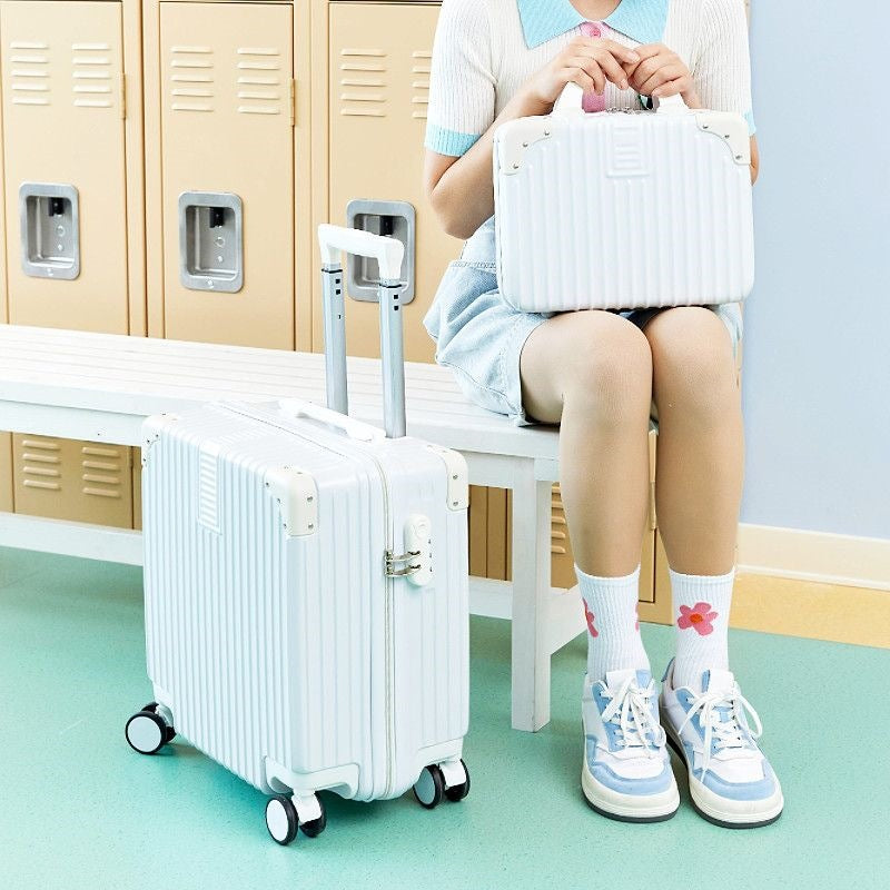 Robust hard shell suitcase in modern design Skanto