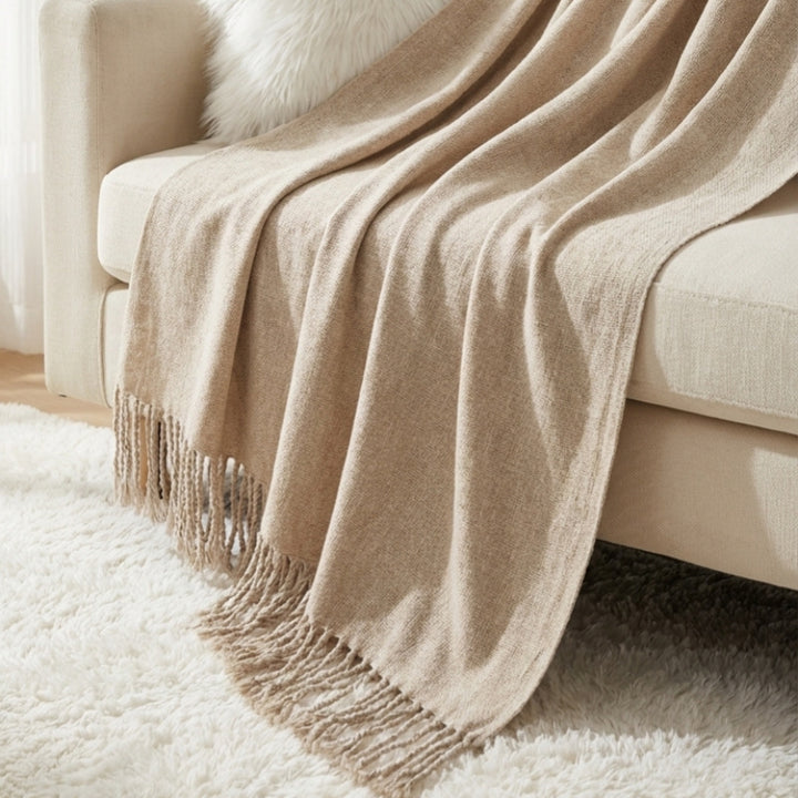 Kvinnelig elegant og stilfull sofa teppe med frynser Skanto