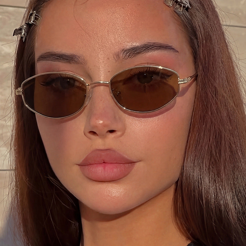 Women's fashionable sunglasses in a minimalist oval design Skanto